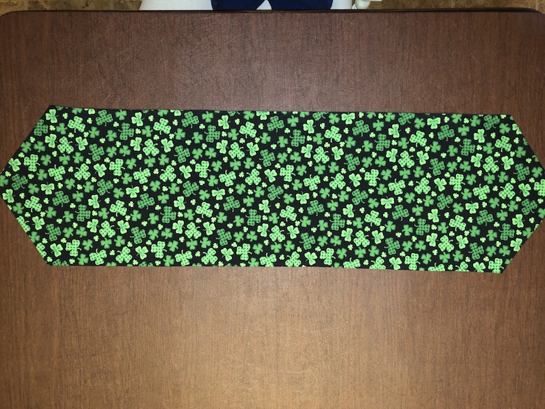 Fast Shipping! Patty/'s Reversible Table Decoration Clover St Green Long Table Runner Saint Patrick/'s March