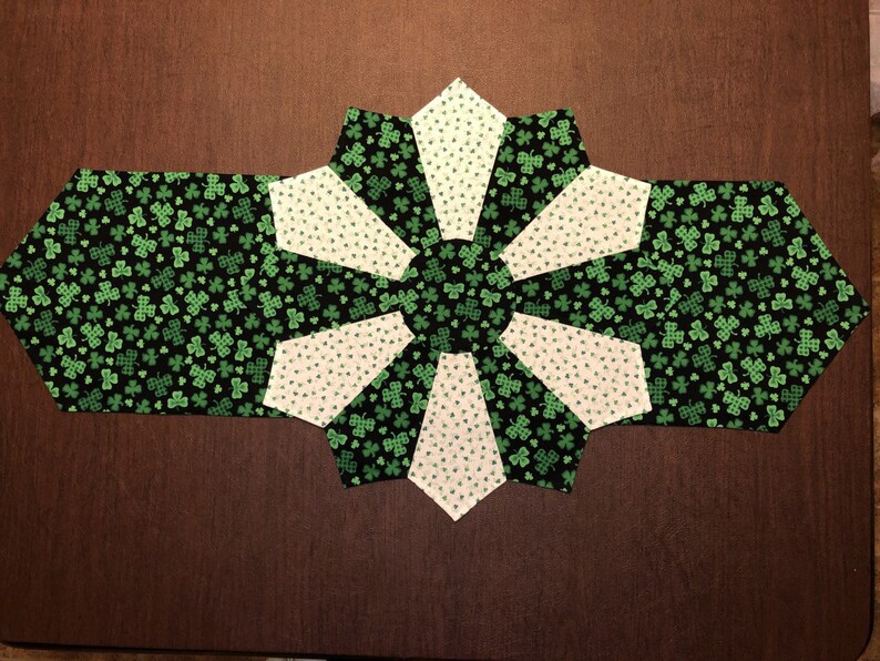 Fast Shipping! Patty/'s Reversible Table Decoration Clover St Green Long Table Runner Saint Patrick/'s March