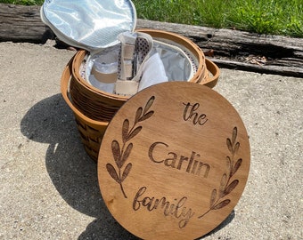 Personalized Small Picnic Basket for 2 Insulated Cooler, Woodchip Wicker Basket, Including 2 Sets of Cutlery, Plates and Wine Glasses