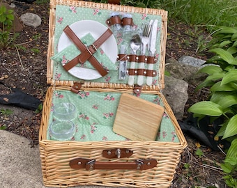 Personalized Flower Wicker Picnic Basket for 2, Handmade Willow Hamper Basket Sets 2 Person Picnic Basket with Utensils Cutlery