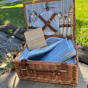 Personalized Honey Picnic Basket Set for 2 , Willow Hamper with Large Insulated Cooler. Waterproof Blanket and Cutlery Service Kit