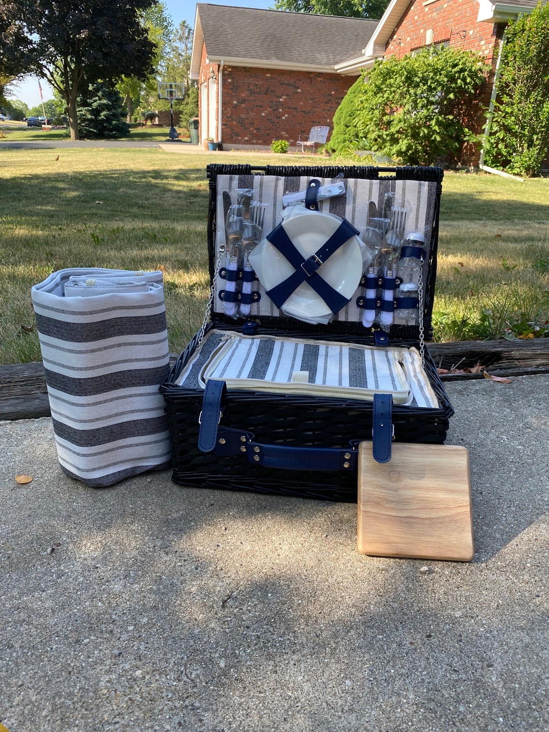 CUSTOM Picnic Basket Set for 2 Gift for Couples, Newlywed Gift