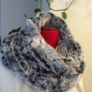 Light gray faux fur infinity scarf, winter warm scarf image 3