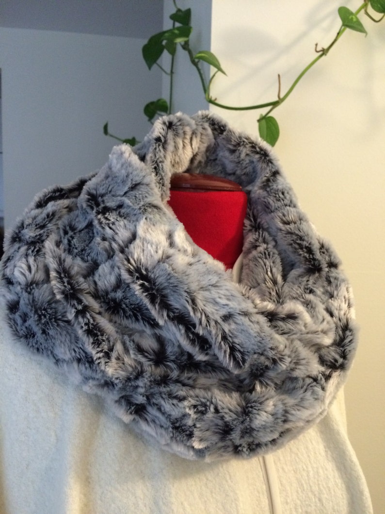 Light gray faux fur infinity scarf, winter warm scarf image 3