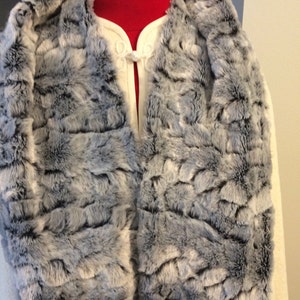 Light gray faux fur infinity scarf, winter warm scarf image 2