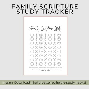 Może przedstawiać: Drukowany Family Scripture Study Tracker z różową obwódką. Tytuł "Family Scripture Study" jest napisany odręcznie. Tracker ma kółka z numerami 1-7 na każdy dzień. Tekst na dole brzmi "Natychmiastowe pobieranie | Buduj lepsze nawyki studiowania Pisma Świętego!"