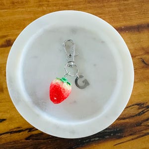 Cadeau personnalisable de porte-clés en argent aux fraises pour enfants, cadeau d'anniversaire pour filles, accessoires de porte-clés personnalisés