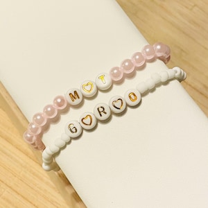 Pulsera de cuentas con iniciales personalizadas en forma de corazón, pulsera familiar, regalo para el Día de la Madre para mujer, cuentas rosadas con brillo nacarado, cuentas blancas con nombre personalizado.