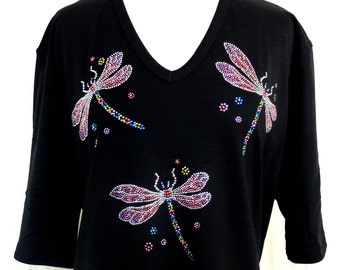 Blusa de malha com libélulas brilhantes, bordada à mão com strass, disponível em tamanhos do P ao 3XG. Tamanhos disponíveis: P ao 3XG