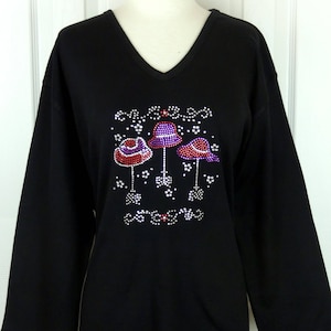 ONE LEFT Hand verfraaid strass Red Hat damesontwerp gebreide top met 3/4-mouw en V-hals Beschikbare maten klein tot maat 3X Uitgebreid ontwerp