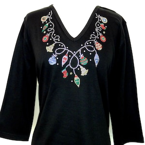 最も人気のある、手作業で装飾されたラインストーンと光沢のあるスタッドのクリスマスライトとオーナメント、ショートまたは7分袖のニットトップス、サイズはSから3Xまで