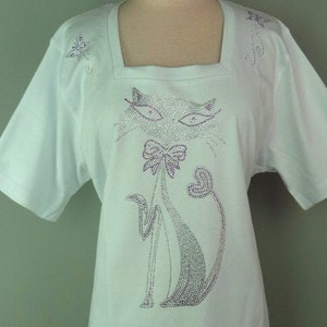 SALE 1X White Hand Embellished Rhinestone Cat With Heart Tail Design Short Sleeve Square Neck Knit Top #92