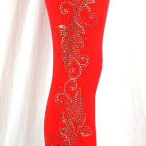 Puede incluir: Leggins rojos con un dise&ntilde;o floral de pedrer&iacute;a en el lateral.