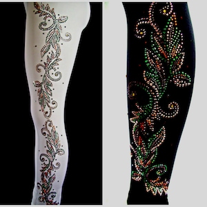 Puede incluir: Un par de leggings con un dise&ntilde;o decorativo de pedrer&iacute;a verde, marr&oacute;n y dorada. El dise&ntilde;o es un patr&oacute;n floral con hojas y espirales. Las leggings se muestran sobre un fondo blanco y negro.