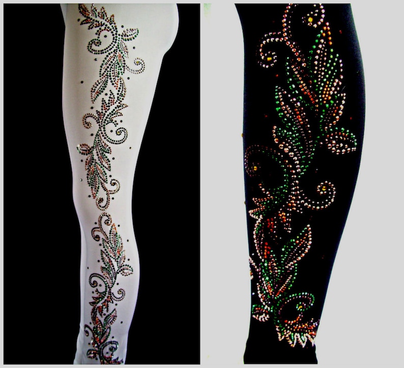 Puede incluir: Un par de leggings con un dise&ntilde;o decorativo de pedrer&iacute;a verde, marr&oacute;n y dorada. El dise&ntilde;o es un patr&oacute;n floral con hojas y espirales. Las leggings se muestran sobre un fondo blanco y negro.