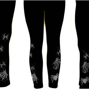 Peut inclure: Legging noir orn&eacute; de motifs d'araign&eacute;es et de toiles scintillantes. Les araign&eacute;es ont des d&eacute;tails rouges et les toiles sont orn&eacute;es d'&eacute;l&eacute;ments chatoyants. Un v&ecirc;tement effrayant et &eacute;l&eacute;gant pour Halloween ou des &eacute;v&eacute;nements th&eacute;matiques.