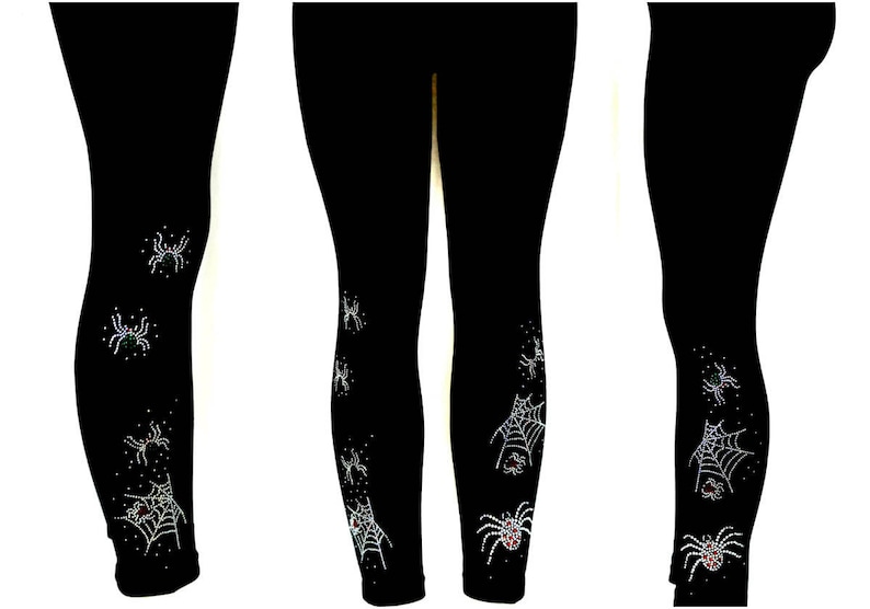 Peut inclure: Legging noir orn&eacute; de motifs d'araign&eacute;es et de toiles scintillantes. Les araign&eacute;es ont des d&eacute;tails rouges et les toiles sont orn&eacute;es d'&eacute;l&eacute;ments chatoyants. Un v&ecirc;tement effrayant et &eacute;l&eacute;gant pour Halloween ou des &eacute;v&eacute;nements th&eacute;matiques.