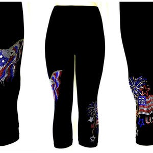 Puede incluir: Leggins negros con un diseño de bandera americana roja, blanca y azul con pedrería. El diseño incluye un águila calva y fuegos artificiales.