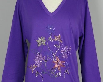 Top de malha com strass e botões brilhantes, buquê floral, manga curta ou 3/4, tamanhos pequenos até 3X, 9 cores disponíveis