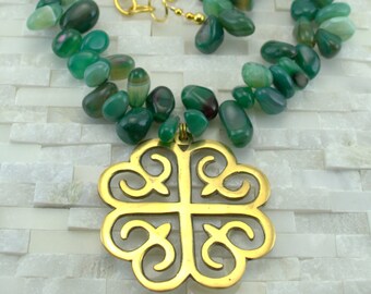 Lange groene agaat nugget edelsteen statement ketting met gouden medaillon van Modaire