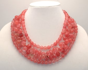 Collar llamativo de piedras preciosas de múltiples hebras de cuarzo cereza rosa de Modaire