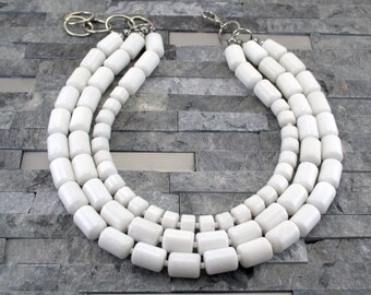 Collar llamativo de piedras preciosas de ágata blanca de múltiples hebras de Modaire