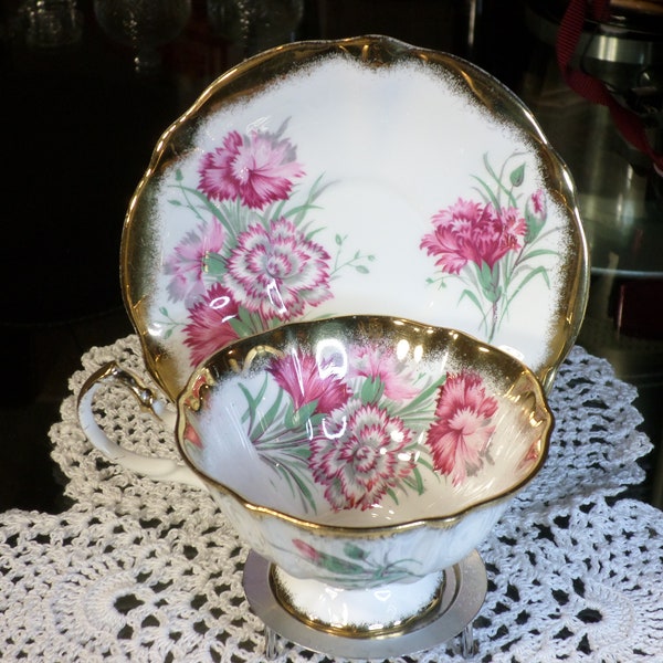 Belle tasse et soucoupe de collection Queen Anne Teacup & Soucoupe dorure en or lourd Une tasse pleine d’œillets roses et rose pâle