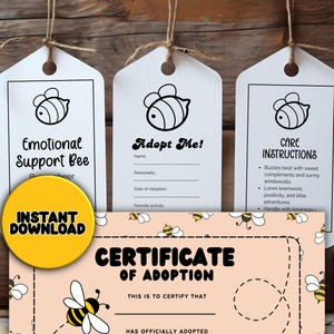 Può includere: Tre etichette bianche con illustrazioni di api e testo, tra cui "Emotional Support Bee", "Adopt Me!" e "Care Instructions". Un cerchio giallo con "Download istantaneo" e un certificato di adozione sono visibili.