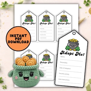 Könnte beinhalten: Druckbare "Adopt Me!"-Tags mit einem Cartoon-Topf mit Gold und Kleeblättern. Die Tags enthalten Felder für Name, Persönlichkeit und Pflegehinweise. Ein gehäkelter Goldtopf ist ebenfalls vorhanden.