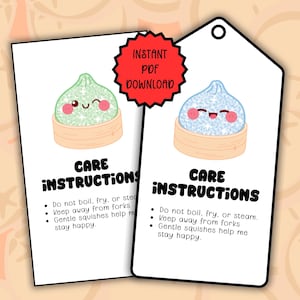 Puede incluir: Dos etiquetas rectangulares blancas de instrucciones de cuidado con un dumpling de dibujos animados verde y azul en una vaporera de bambú. El texto dice CARE INSTRUCTIONS, Do not boil, fry, or steam, Keep away from forks, Gentle squishes help me stay happy.