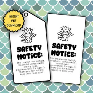 Op de afbeelding: Twee witte labels met een zwarte rand en een drakenillustratie. De labels luiden "VEILIGHEIDSBERICHT:" en geven veiligheidsinformatie over een gehaakt draakspeelgoed, inclusief een aanbeveling voor kinderen vanaf 3 jaar. Een gele ster met "DIRECTE PDF DOWNLOAD" staat linksboven.