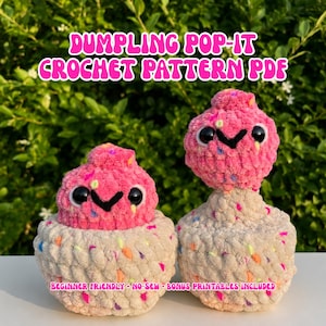 Puede incluir: Dos juguetes de ganchillo con forma de dumpling con partes superiores rosas y bases beige, con ojos de seguridad negros y bocas en forma de V. El texto dice: DUMPLING POP-IT CROCHET PATTERN PDF y BEGINNER FRIENDLY - NO-SEW - BONUS PRINTABLES INCLUDED.