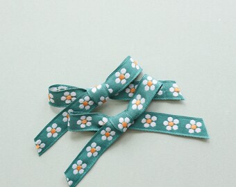 Green daisy ribbon bow pigtail clips, Flower pigtail clips, Green floral hair clips, Coquette bows, Daisy bow clips, Summer pigtail bows