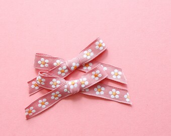 Pink Daisy ribbon bow pigtail clips, Flower pigtail clips, Pink floral hair clips, Coquette hair clips, Daisy bow clips, Summer pigtail bows