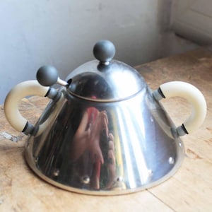 Seltene Farbe Vintage Alessi Zuckerdose No 9097. 1980er Jahre Metall Zuckerdose italienisches Alessi ikonisches Design von Michael Gravure