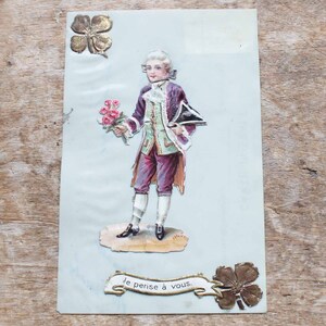 Cartolina postale in celluloide antica del 1900 gratuita, bambola di carta in costume del XIX secolo e crover 'Je pense a vous' con francobollo belga da 1 centesimo