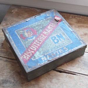 Antique tin box for biscuits Biscuitterie Nantais (BN) , around 1910 French biscuits tin box