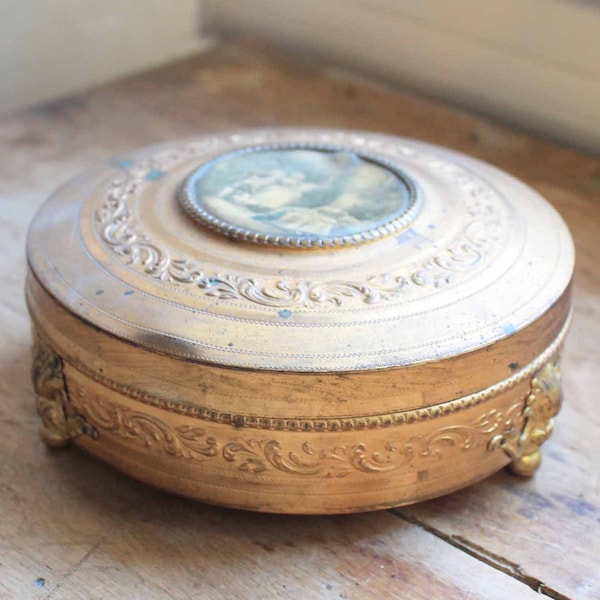 Vintage French tin box for candies LOUIS Marie Adelaide de Burbon Duchesse d'Orlean France, collection Louvre bonbonier no185