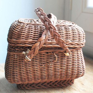 Miniature beginning of 20th century  handcrafted weave basket with lid, Vintage basket toy, Napoleon III style Wicker Basket W13.5cm