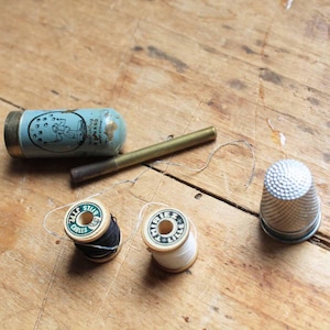 Set di utensili da cucito francesi d'epoca Renard/inizio del XX secolo, set di piccolissimi aghi, custodia in latta, cotone e ditale