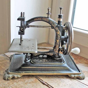 Vintage 1880&#39;s Greman miniture sewing machine / Antique Guhl &Harbec Sewing Machine ORIGINAL EXPRESS / Miniature Sewing Machine
