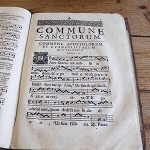 Antike große Kirche gregorianisches Gesangbuch &#39;PROPRIUM SAKTORUM&#39;/ 19tes Jahrhundert christliches Gesangbuch/ religiöses Motiv