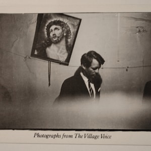 Robert F. Kennedy (par Fred W. McDarrah) 1978 Carte postale Village Voice (conçue par George Delmerico)
