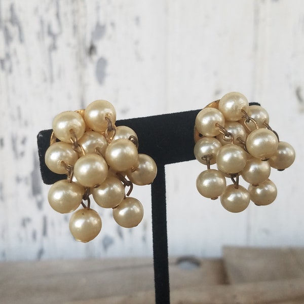 Pretty Vintage 1960's Cream Off White Faux Pearl Bead Cluster Dangle Waterfall Fun Gold Tone Metal Screw Back Earrings