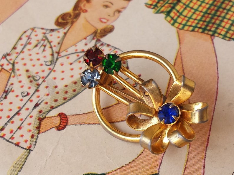 Green Red Rhinestone Circle Rays Antique Brooch Accessory Pin Beautiful Vintage 1940/'s Gold Flower Mother Birthstone Blue
