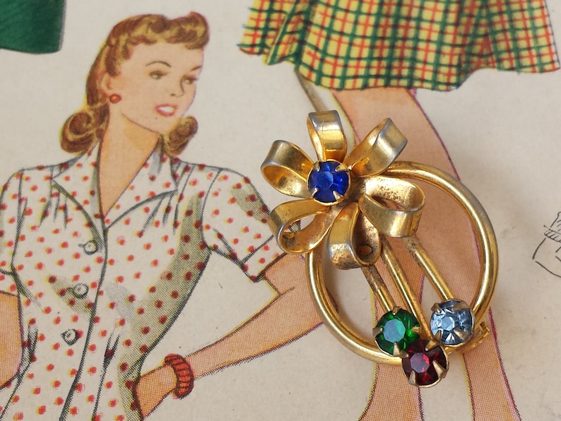 Green Red Rhinestone Circle Rays Antique Brooch Accessory Pin Beautiful Vintage 1940/'s Gold Flower Mother Birthstone Blue