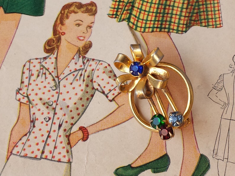 Green Red Rhinestone Circle Rays Antique Brooch Accessory Pin Beautiful Vintage 1940/'s Gold Flower Mother Birthstone Blue