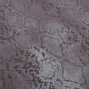 Könnte beinhalten: Nahaufnahme eines Stoffes mit Schlangenhautmuster. Der Stoff hat einen gedämpften lila Hintergrund mit einem dunkleren braunen Muster-Overlay. Das Muster ist ein sich wiederholendes Design aus Schuppen und unregelmäßigen Formen.