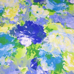 Op de afbeelding: Abstracte bloemenprintstof in tinten van blauw, groen en geel. De stof heeft een grootschalig bloemenpatroon met een schilderachtig effect.