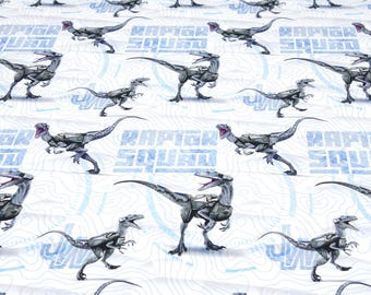 Puede incluir: Tela blanca con un patrón repetido de velociraptores azules y grises. El texto "RAPTOR SQUAD" se repite en toda la tela.